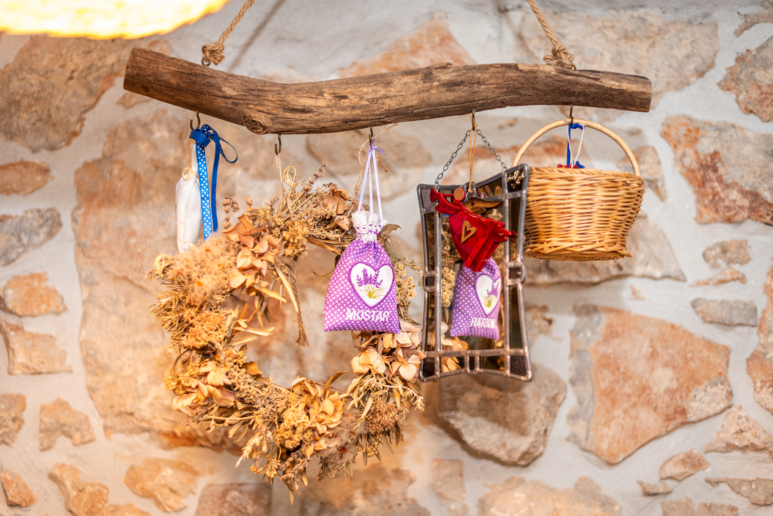 Krčka kuća 1 blagovaonica - detalj, ukrasi, košarica